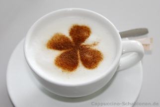 Milchschaumabdruck Kleeblatt Cappuccino-Schablonen.de